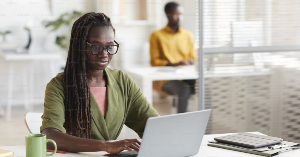 Femme africaine professionnelle travaillant sur ses emails en bureau