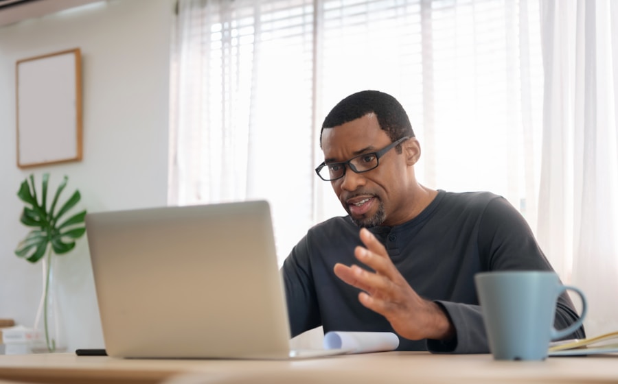 Professionnel africain en réunion en ligne