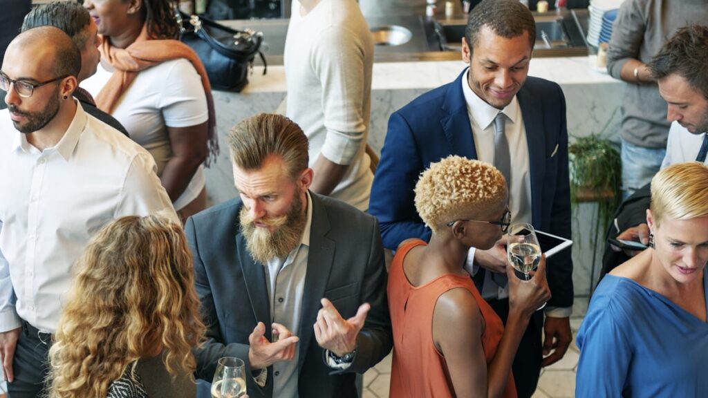 Professionnels en networking lors d'un evenement corporate