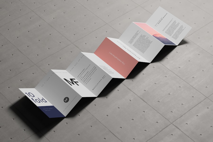 Brochure professionnelle depliee sur fond beton