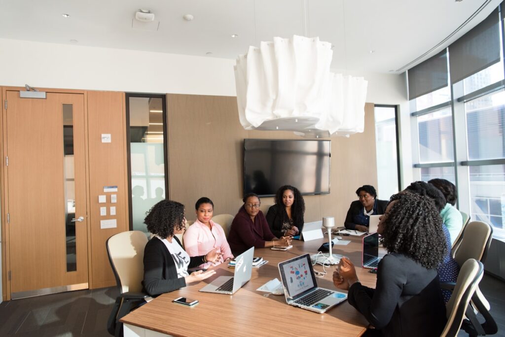 Equipe de femmes professionnelles noires en reunion de travail