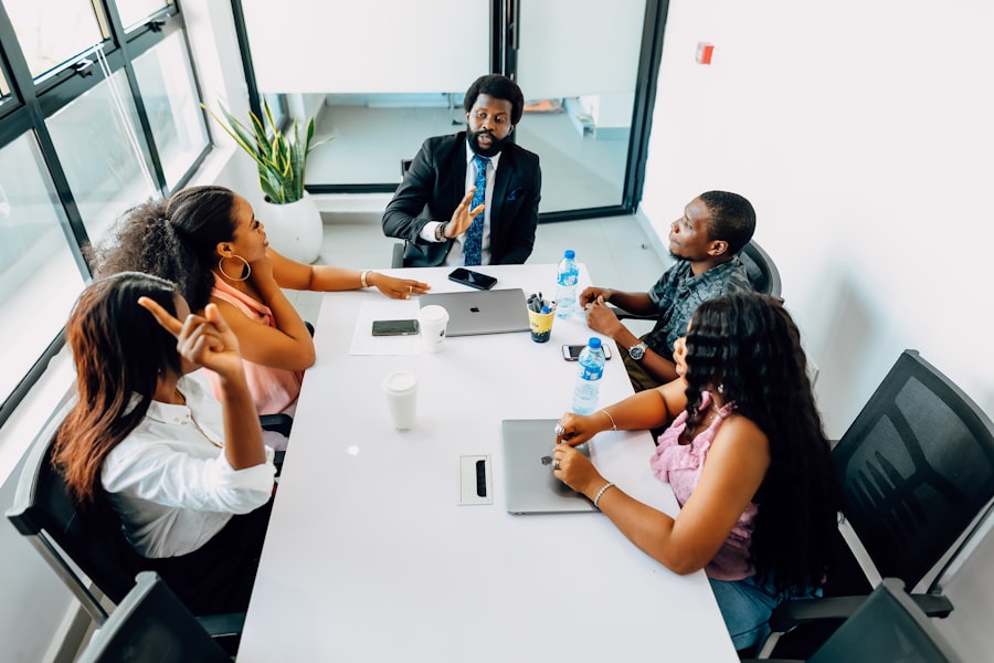 Equipe africaine en reunion professionnelle avec ordinateurs