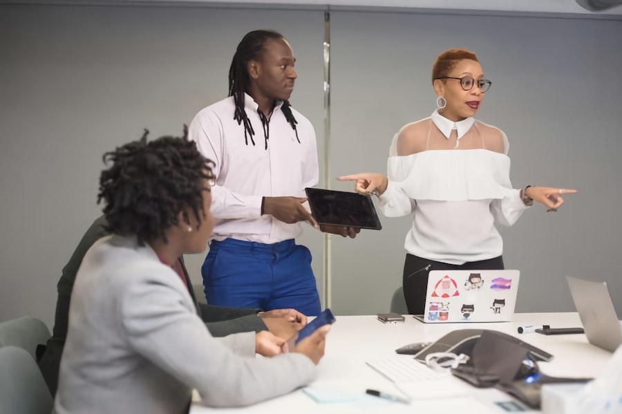 Equipe noire en session de travail collaborative