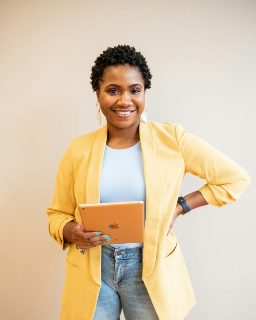 Femme entrepreneur noire presentant son activite