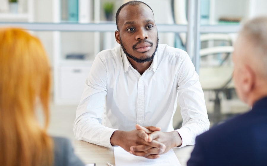 Professionnel africain en réunion de bureau